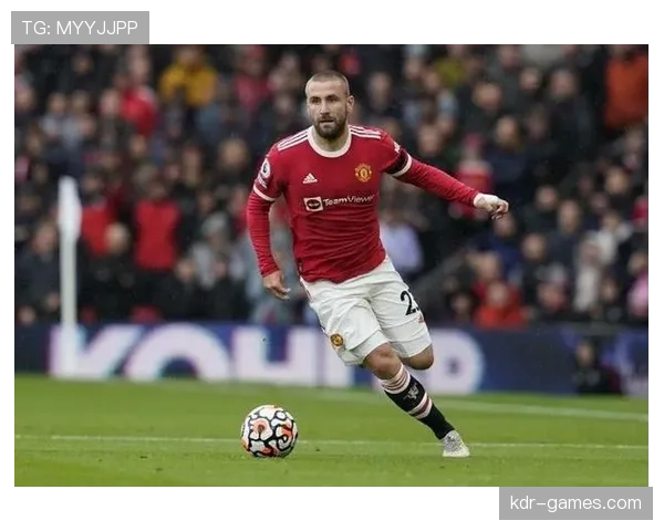 卢克·肖状态回暖助曼联逆转取胜，球迷热议其出色表现